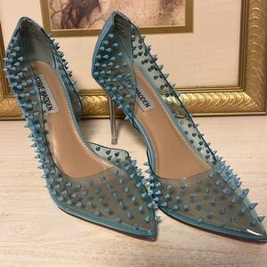 Super chic sassy size 9 Steve Madden light blue spike pointed toe heels pumps